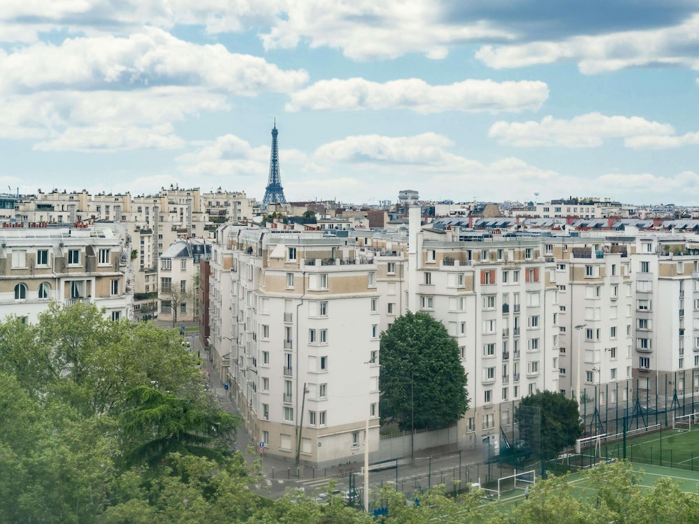 Habitación ejecutiva, 1 cama de matrimonio, en una planta alta (Eiffel tower view) del hotel Novotel Paris 17. Foto 5