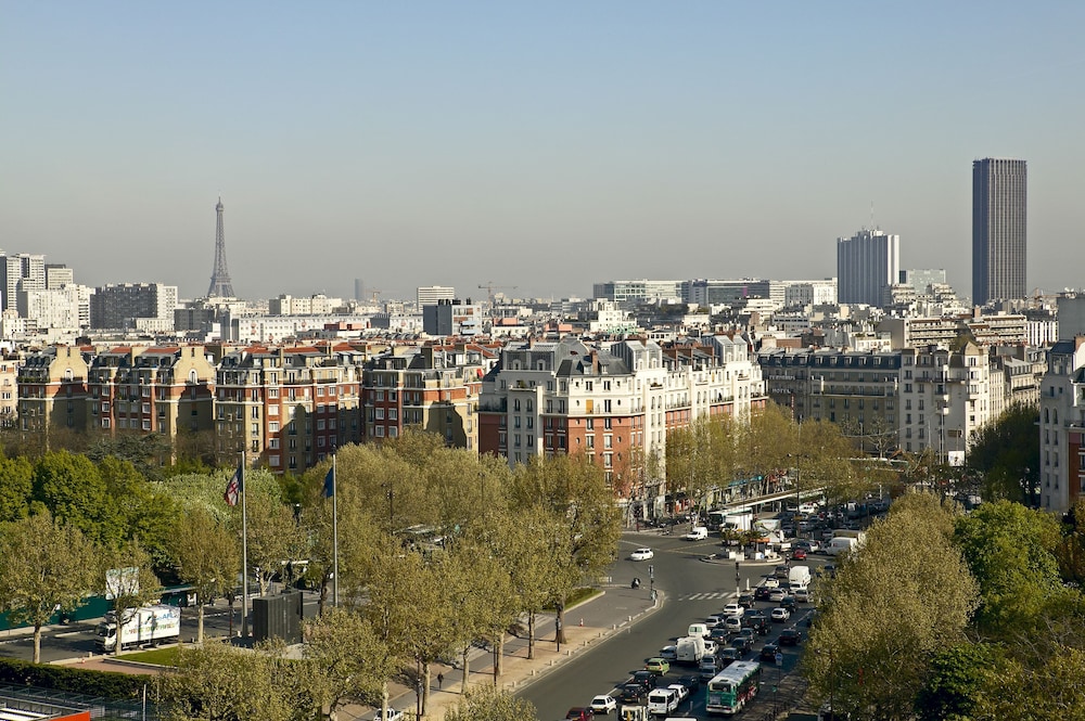 Habitación ejecutiva, 1 cama de matrimonio, en una planta alta (Eiffel tower view) del hotel Novotel Paris 17. Foto 9