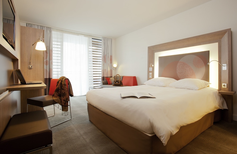 Habitación superior, 1 cama de matrimonio con sofá cama del hotel Novotel Paris 17. Foto 1