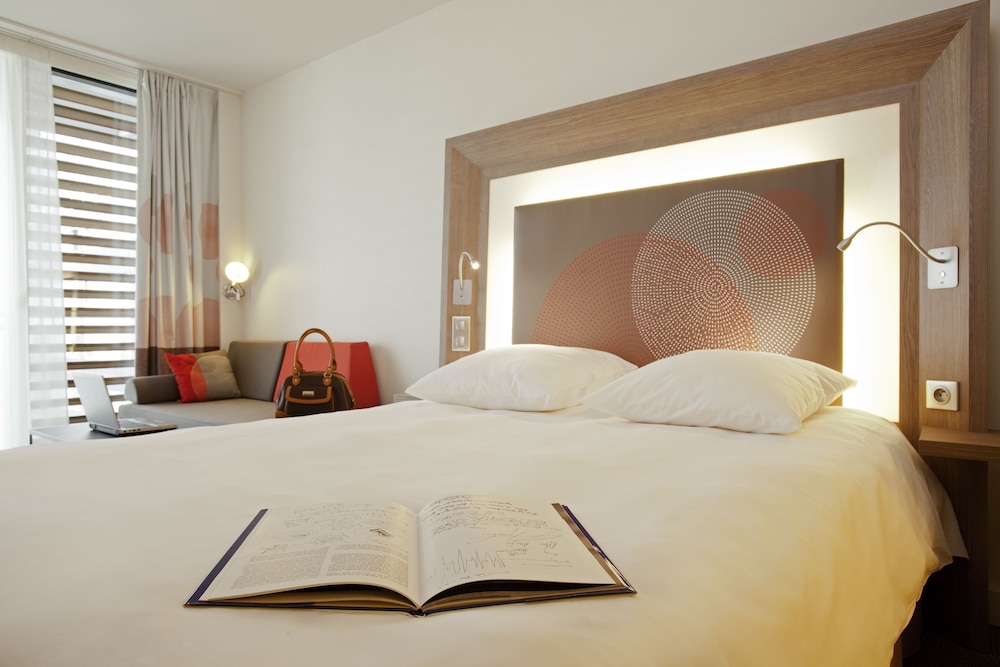 Habitación superior, 1 cama de matrimonio con sofá cama del hotel Novotel Paris 17. Foto 7
