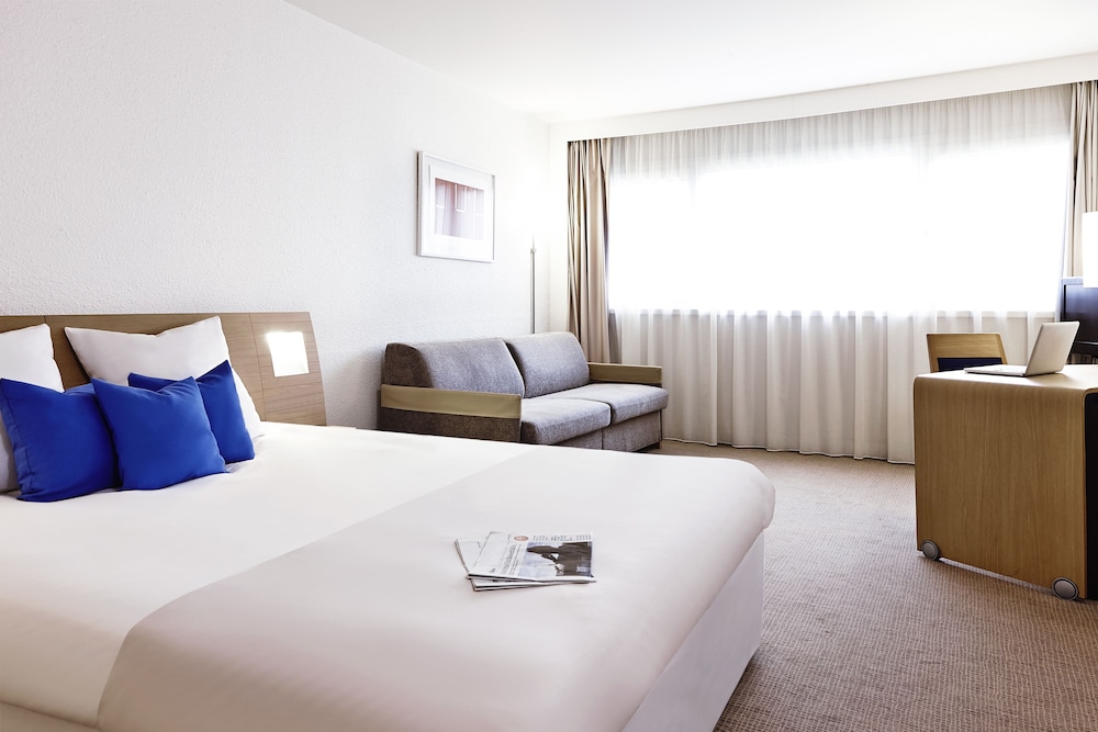 Habitación Clásica con 1 cama doble y 1 sofá - cama individual del hotel Novotel Marseille Vieux Port. Foto 1