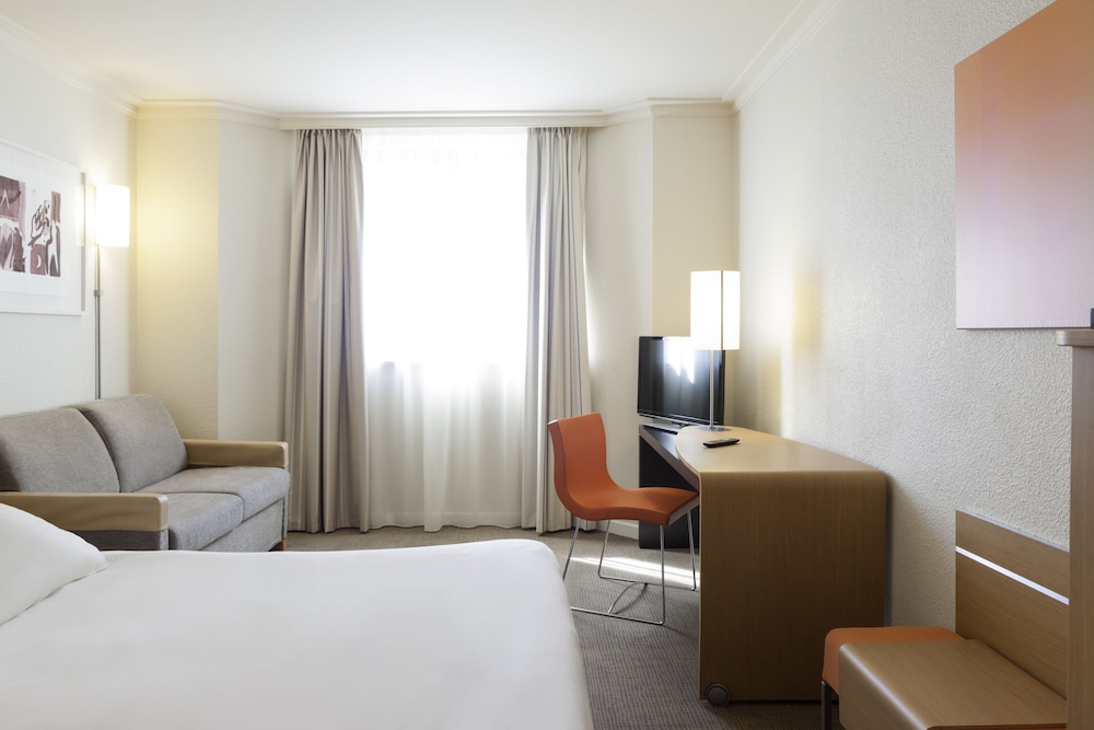Habitación Clásica con 1 cama doble y 1 sofá - cama individual del hotel Novotel Marseille Vieux Port. Foto 3