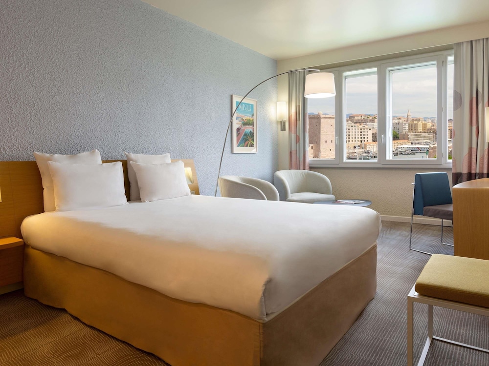 Habitación Clásica con 1 cama doble y 1 sofá - cama individual del hotel Novotel Marseille Vieux Port. Foto 5