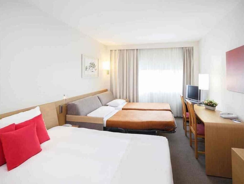 Habitación Clásica con 1 cama doble y 1 sofá - cama doble del hotel Novotel Marseille Vieux Port. Foto 6
