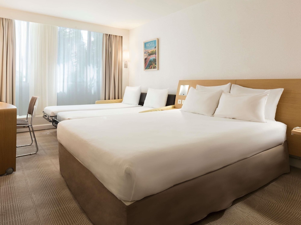 Habitación Clásica con 1 cama doble y 1 sofá - cama doble del hotel Novotel Marseille Vieux Port. Foto 8