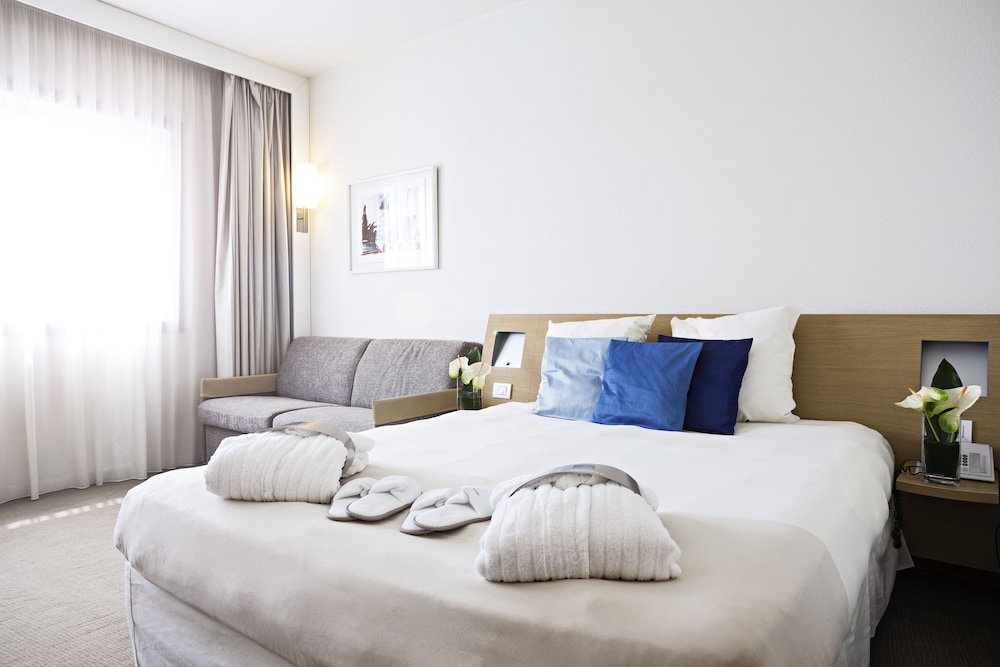 Habitación Ejecutiva con 1 cama doble y 1 sofá - cama individual del hotel Novotel Marseille Vieux Port. Foto 1