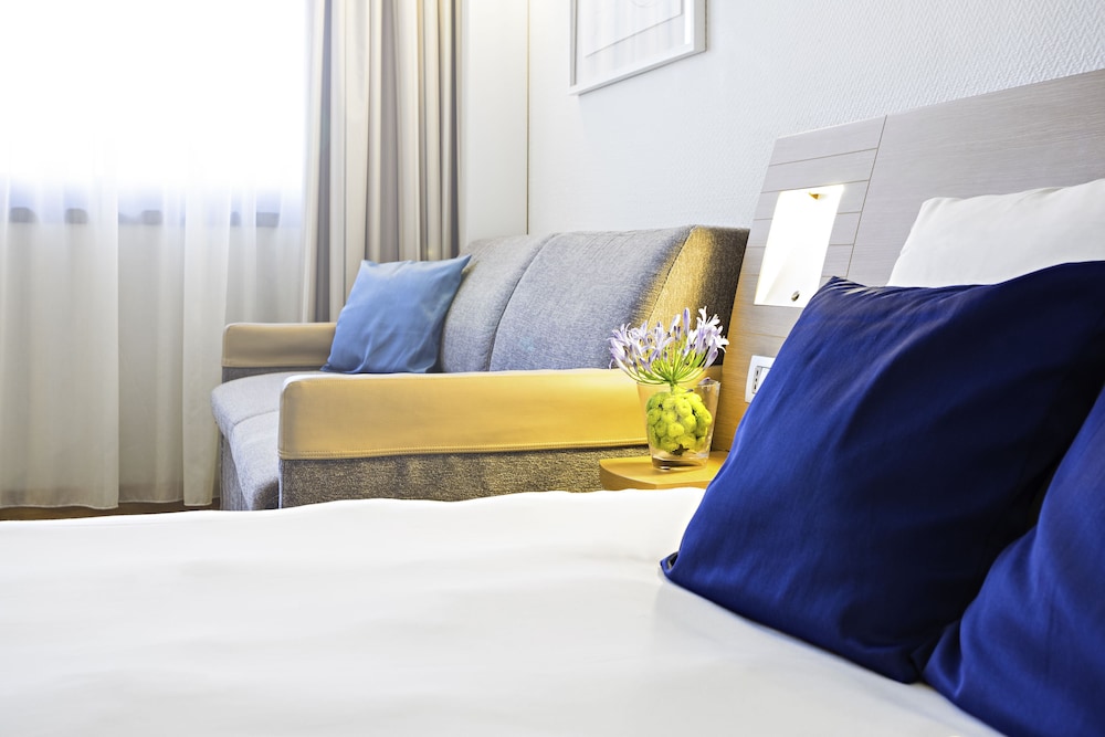 Habitación Ejecutiva con 1 cama doble y 1 sofá - cama individual del hotel Novotel Marseille Vieux Port. Foto 2