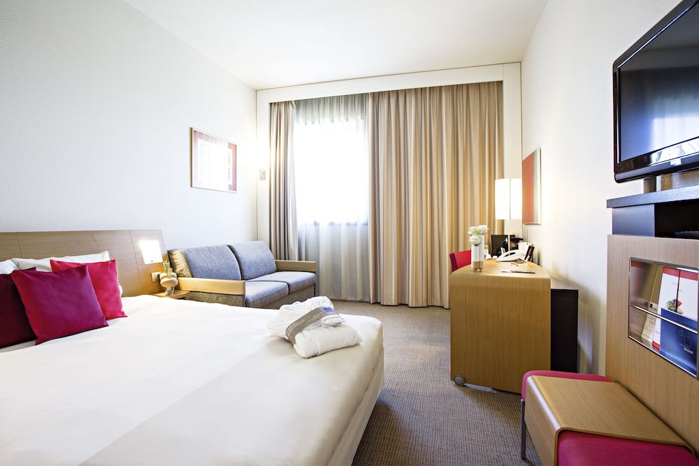 Habitación Ejecutiva con 1 cama doble y 1 sofá - cama individual del hotel Novotel Marseille Vieux Port. Foto 3