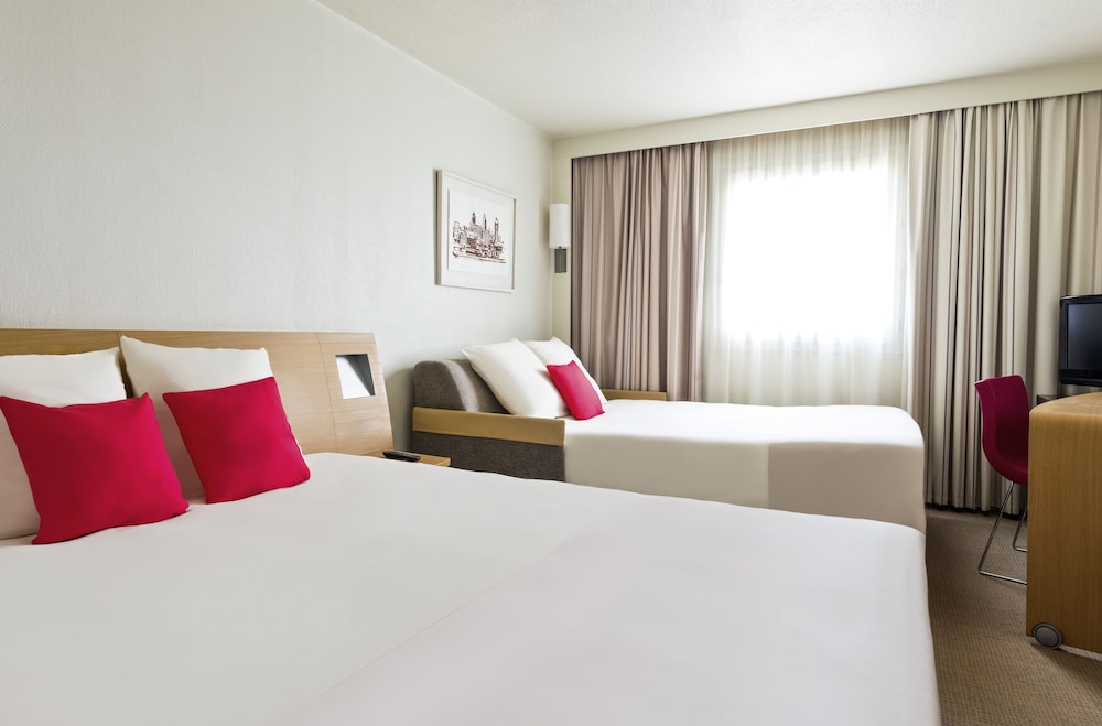 Habitación Ejecutiva con 1 cama doble y 1 sofá - cama individual del hotel Novotel Marseille Vieux Port. Foto 4
