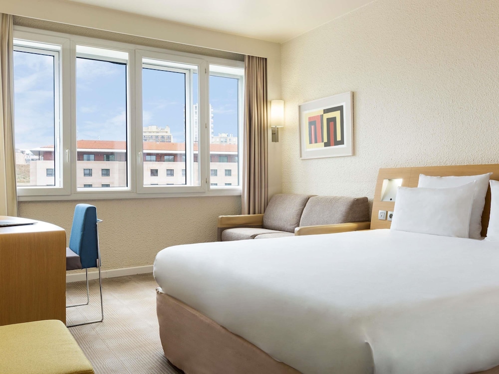 Habitación Ejecutiva con 1 cama doble y 1 sofá - cama individual del hotel Novotel Marseille Vieux Port. Foto 5