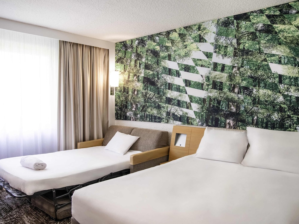 Habitación Classic con 1 cama doble y 1 sofá cama doble del hotel Novotel Bordeaux Mérignac