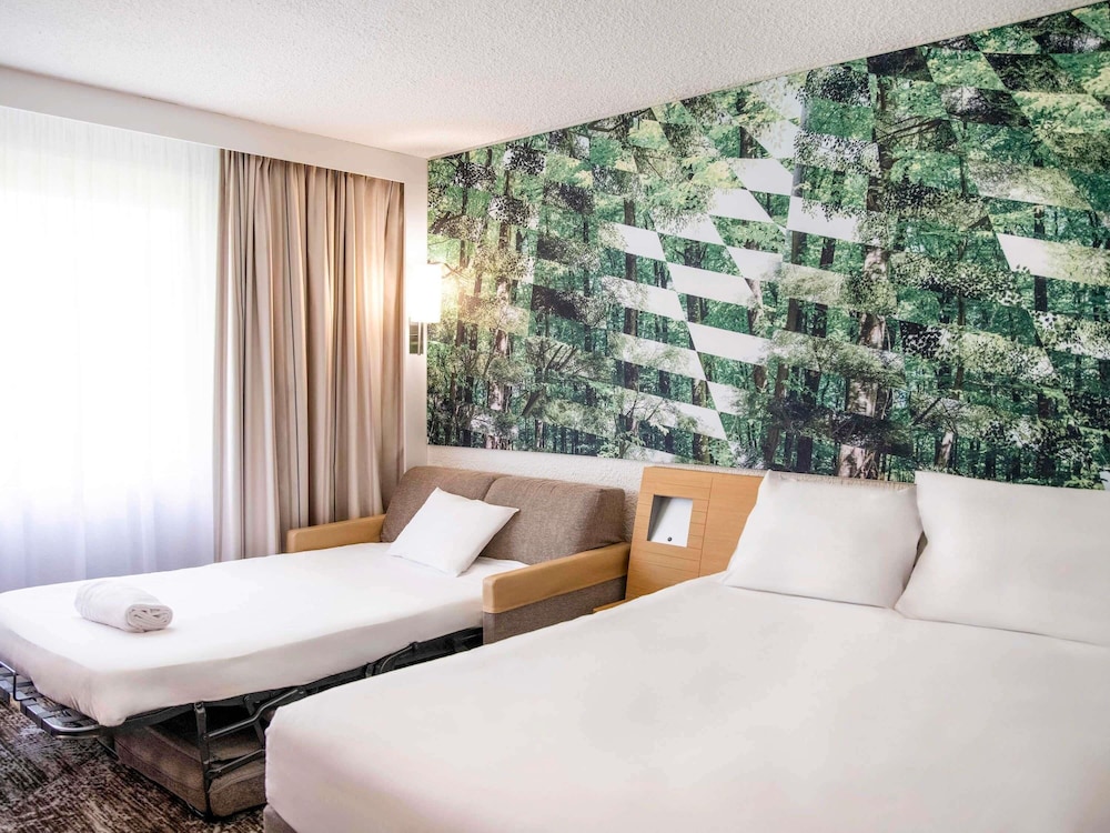 Habitación Classic con 1 cama doble y 1 sofá cama doble del hotel Novotel Bordeaux Mérignac