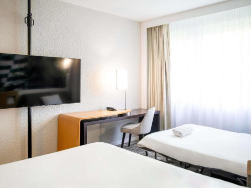 Habitación Classic con vista al jardín, 1 cama doble y 1 sofá cama individual del hotel Novotel Bordeaux Mérignac. Foto 7