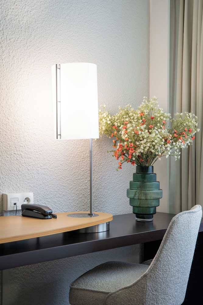 Habitación Classic con 1 cama doble y 1 sofá cama doble del hotel Novotel Bordeaux Mérignac. Foto 1