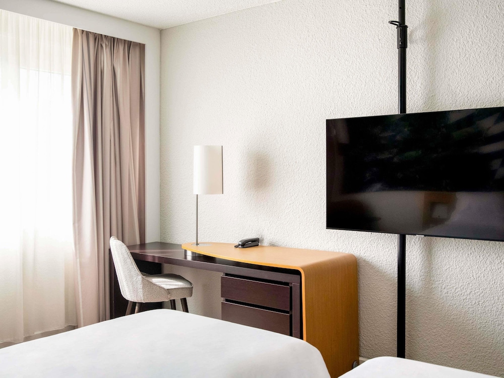 Habitación Classic con 1 cama doble y 1 sofá cama doble del hotel Novotel Bordeaux Mérignac. Foto 4
