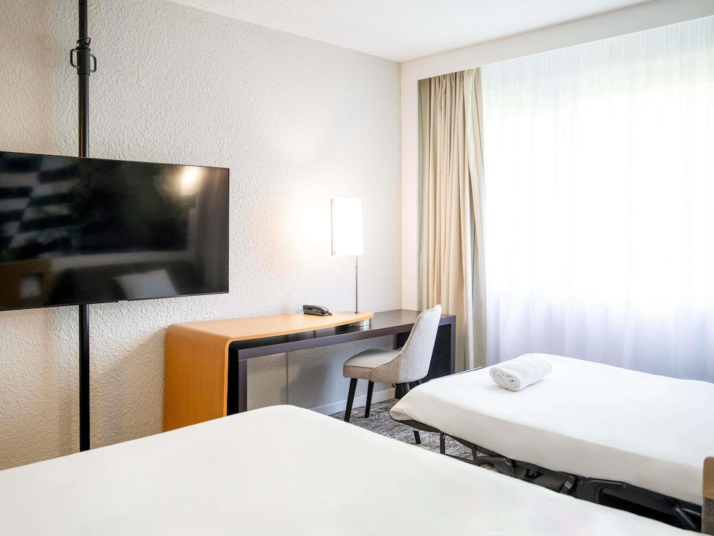 Habitación Classic con 1 cama doble y 1 sofá cama doble del hotel Novotel Bordeaux Mérignac. Foto 7