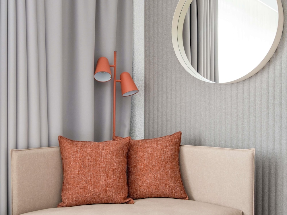 Habitación Executive con 1 cama doble y vistas al jardín del hotel Novotel Bordeaux Mérignac. Foto 5