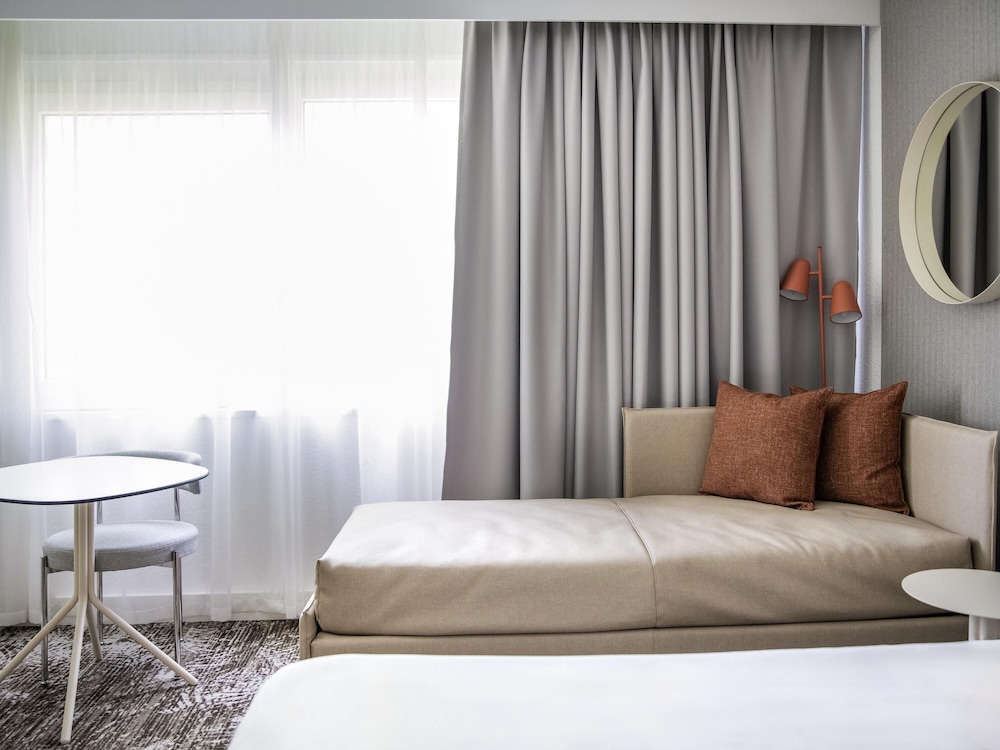 Habitación Executive con 1 cama doble y vistas al jardín del hotel Novotel Bordeaux Mérignac. Foto 9