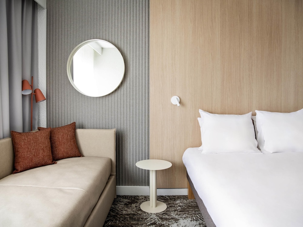 Habitación Executive con 1 cama doble y vistas al jardín del hotel Novotel Bordeaux Mérignac. Foto 10