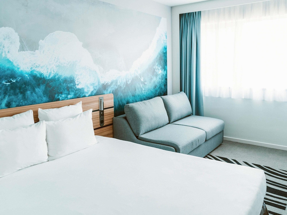 Habitación Standard con 1 cama queen size y 1 sofá cama para 1 persona del hotel Novotel Resort and Spa Biarritz Anglet. Foto 5