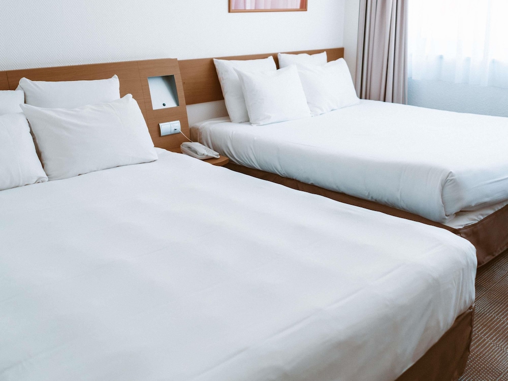 Habitación Standard con 2 camas queen size del hotel Novotel Resort and Spa Biarritz Anglet. Foto 1