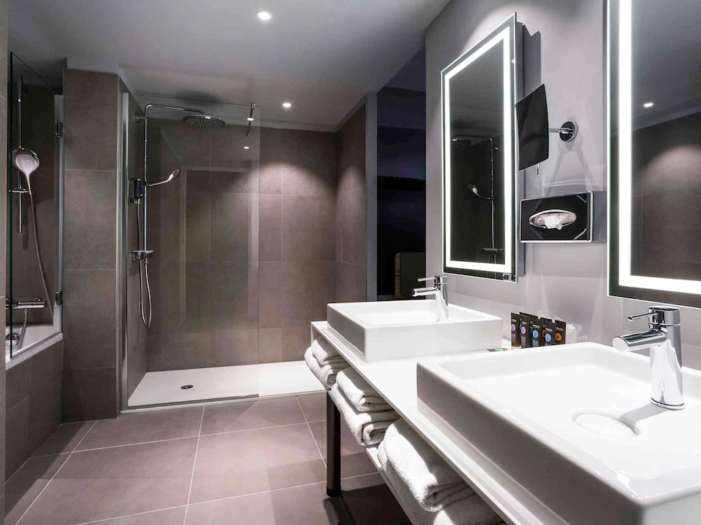 Suite de categoría superior con una cama de matrimonio y un sofá cama del hotel Novotel Resort and Spa Biarritz Anglet. Foto 3