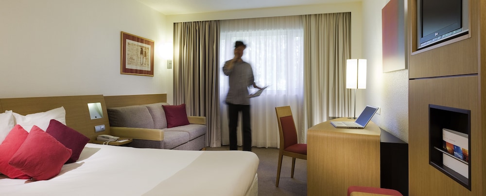Habitación Standard con 1 cama queen size y 1 sofá cama para 1 persona del hotel Novotel Resort and Spa Biarritz Anglet
