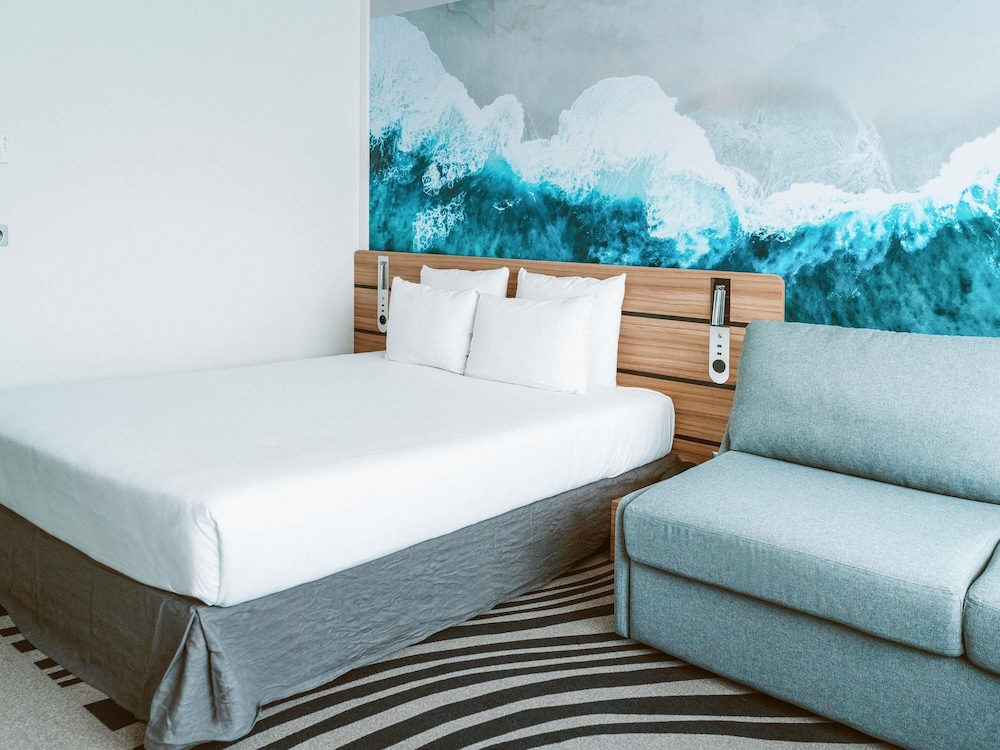 Habitación Standard con 1 cama queen size y 1 sofá cama para 1 persona del hotel Novotel Resort and Spa Biarritz Anglet. Foto 1