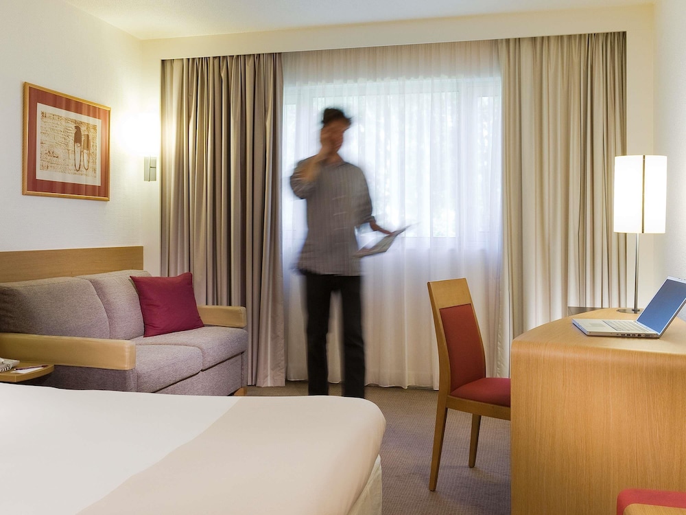 Habitación Standard con 1 cama queen size y 1 sofá cama para 1 persona del hotel Novotel Resort and Spa Biarritz Anglet. Foto 4