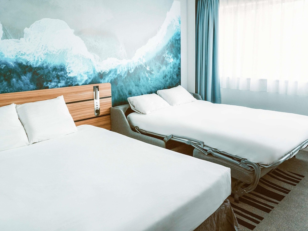 Habitación Standard con 1 cama queen size y 1 sofá cama para 1 persona del hotel Novotel Resort and Spa Biarritz Anglet. Foto 5