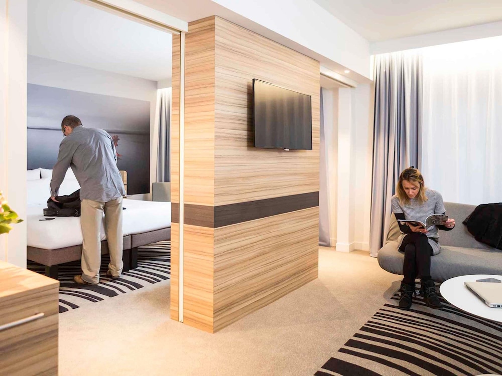 Suite de categoría superior con una cama de matrimonio y un sofá cama del hotel Novotel Resort and Spa Biarritz Anglet. Foto 2