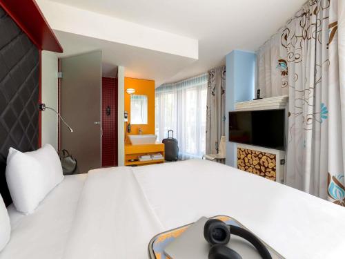 Habitación estándar con una cama doble del hotel Ibis Styles Berlin Mitte. Foto 1