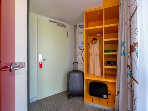 Habitación estándar con una cama doble del hotel Ibis Styles Berlin Mitte. Foto 2