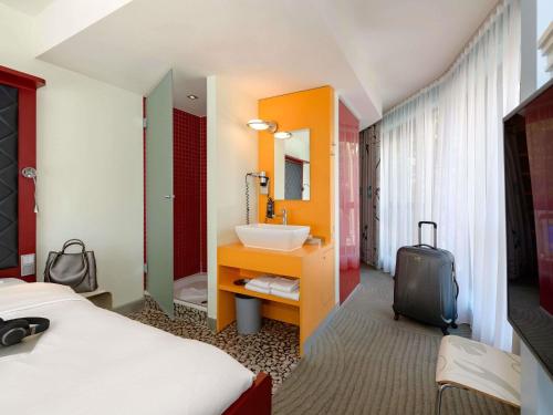 Habitación estándar con una cama doble del hotel Ibis Styles Berlin Mitte. Foto 4