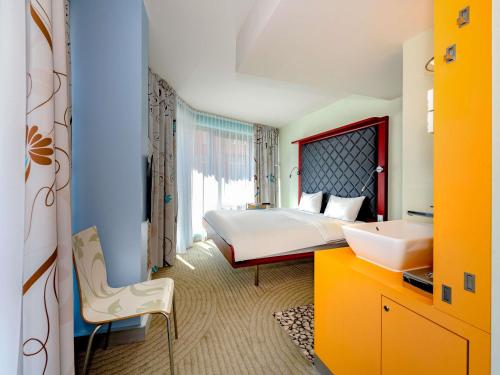 Habitación estándar con una cama doble del hotel Ibis Styles Berlin Mitte. Foto 5