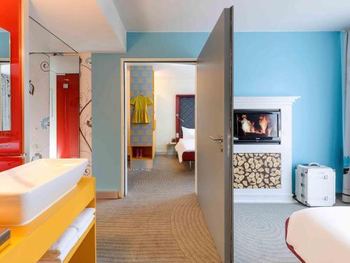Suite familiar: 2 habitaciones con puerta de comunicación del hotel Ibis Styles Berlin Mitte. Foto 9