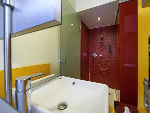 Suite familiar: 2 habitaciones con puerta de comunicación del hotel Ibis Styles Berlin Mitte. Foto 12