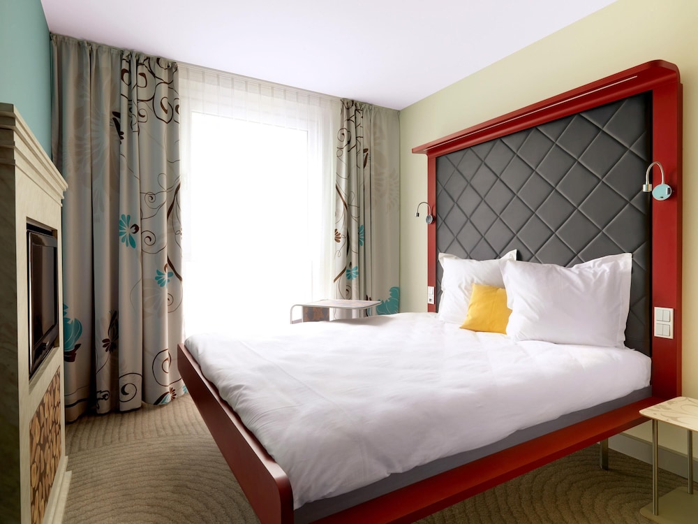 Habitación con 1 cama queen size del hotel Ibis Styles Berlin Mitte