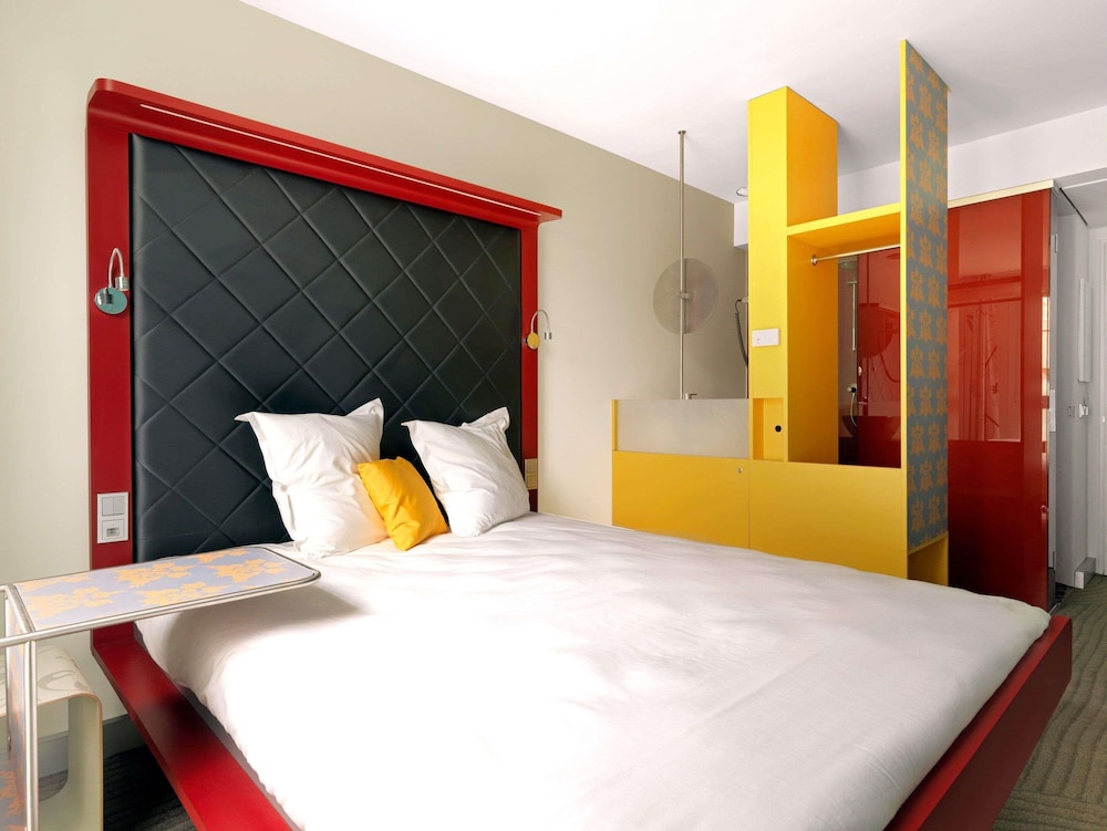 Habitación con 1 cama queen size del hotel Ibis Styles Berlin Mitte. Foto 3