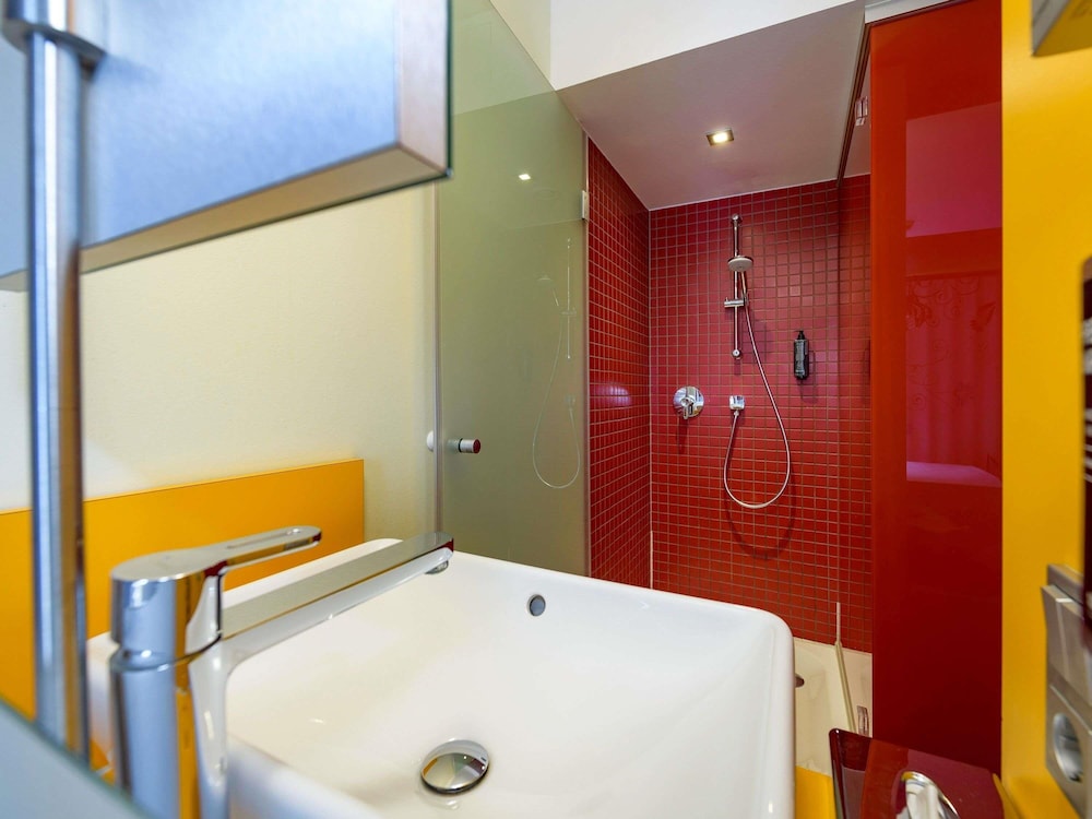 Habitación con 1 cama queen size del hotel Ibis Styles Berlin Mitte. Foto 5