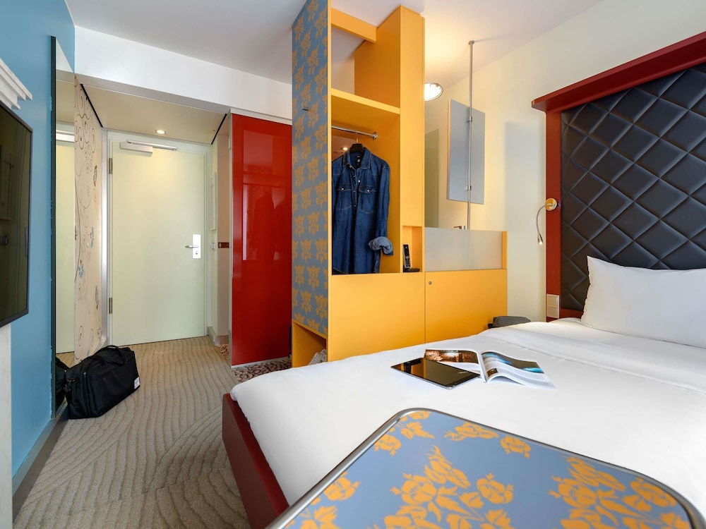Habitación con 1 cama queen size del hotel Ibis Styles Berlin Mitte. Foto 6