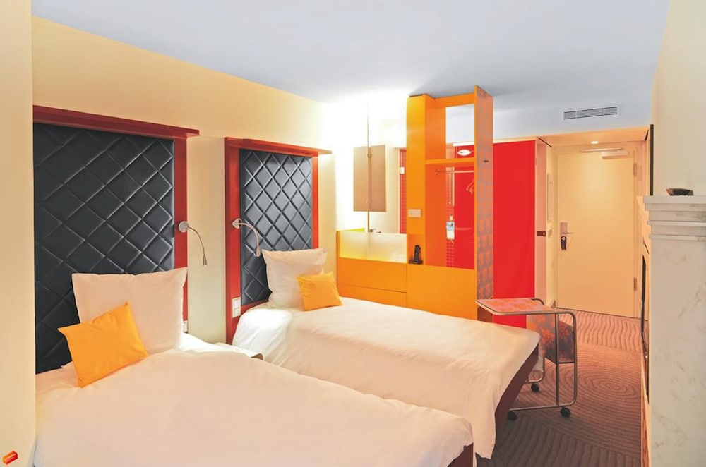 Habitación estándar con dos camas individuales del hotel Ibis Styles Berlin Mitte. Foto 1