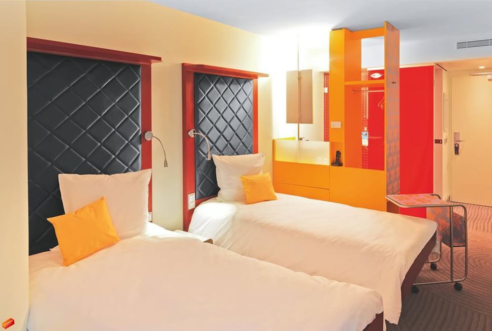Habitación estándar con dos camas individuales del hotel Ibis Styles Berlin Mitte. Foto 2
