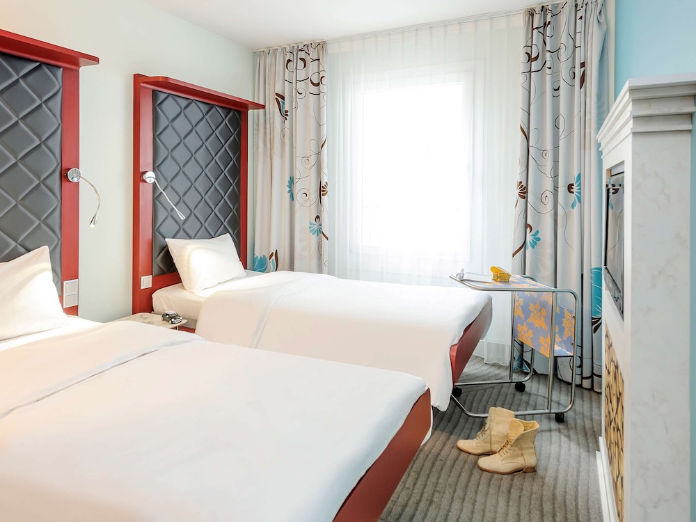Habitación estándar con dos camas individuales del hotel Ibis Styles Berlin Mitte. Foto 3