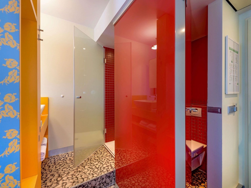Habitación estándar con dos camas individuales del hotel Ibis Styles Berlin Mitte. Foto 5