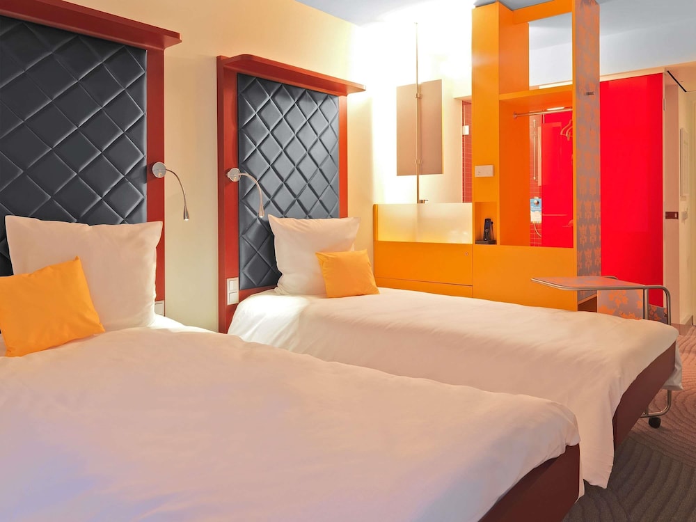 Habitación estándar con dos camas individuales del hotel Ibis Styles Berlin Mitte. Foto 6