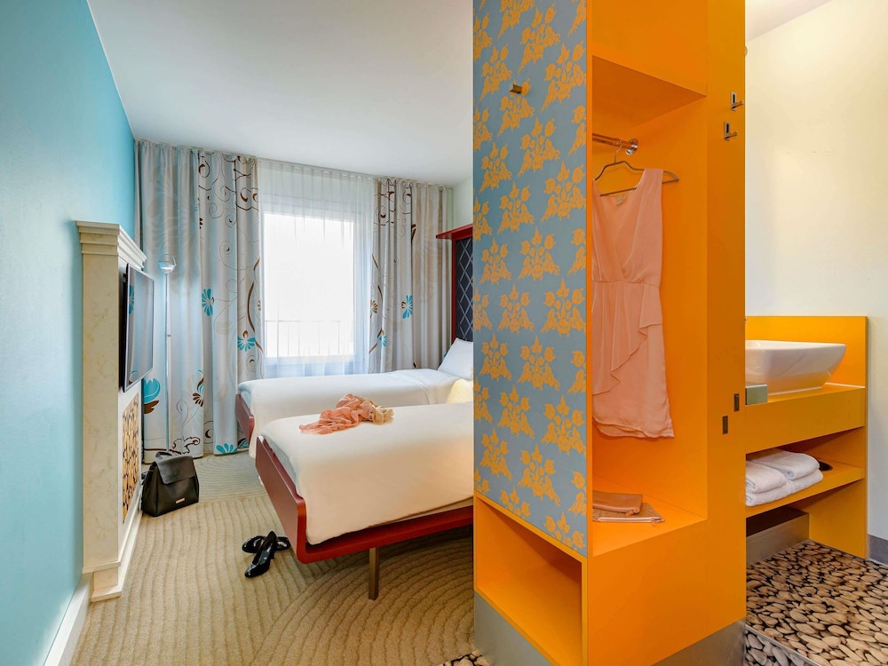 Habitación estándar con dos camas individuales del hotel Ibis Styles Berlin Mitte. Foto 7