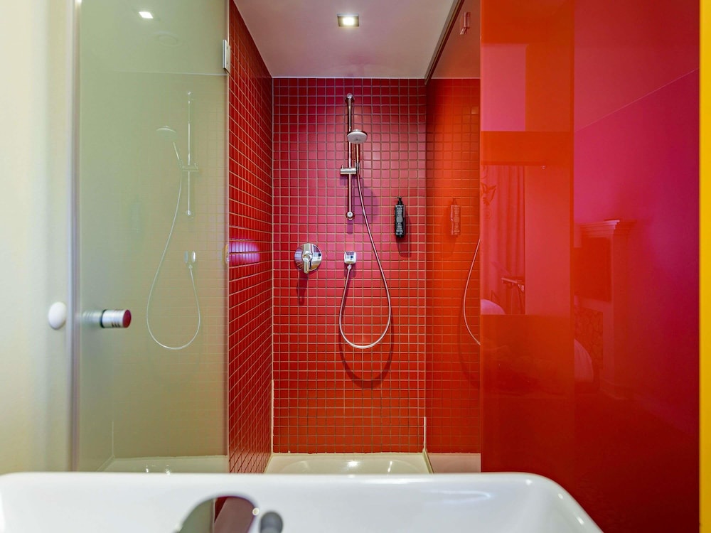 Habitación estándar con dos camas individuales del hotel Ibis Styles Berlin Mitte. Foto 8