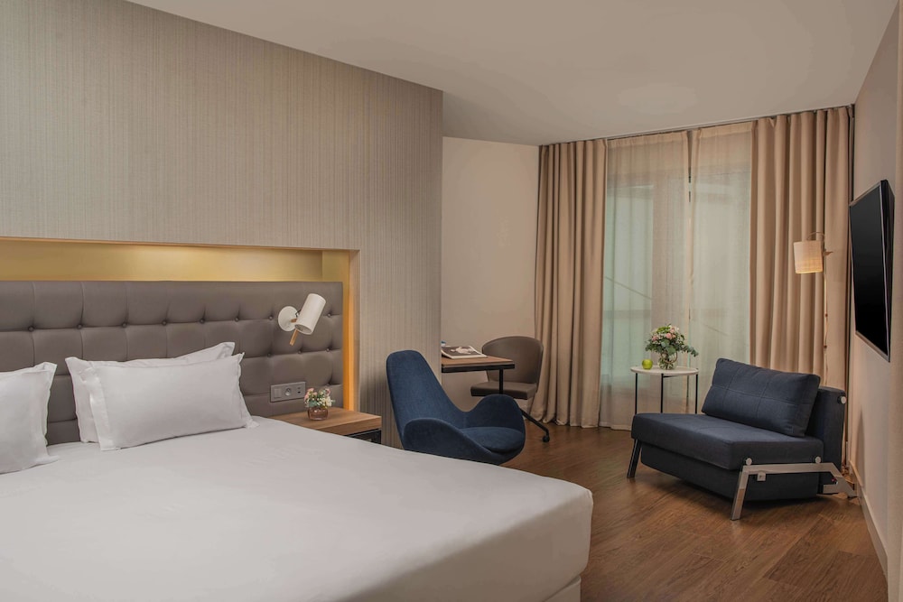 Habitación Deluxe del hotel Nh Lyon Airport. Foto 1