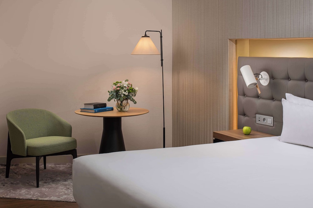 Junior suite Lujo 1 Cama king Normal del hotel Nh Lyon Airport. Foto 2